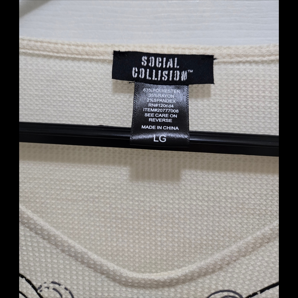 Social Collision Cream Long Sleeve Graphic Thermal Top Women's Size Large EUC - Picture 3 of 5